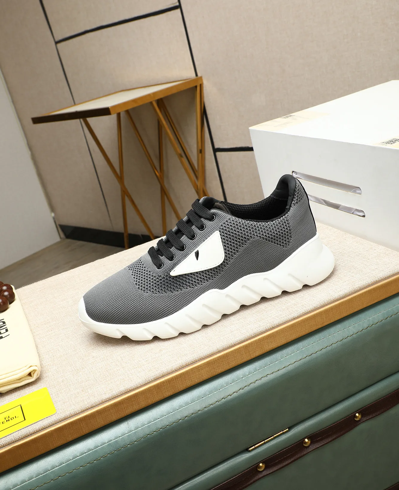 Men's Men's Shoes 💰680 Fendi Fendi's latest Tag series of men's casual mesh sports running shoes, originally purchased and developed, this Tag sports shoe is a one-leg sneaker, made of black high-tech mesh material with gray neoprene details. Oversized FENDI lettering on the side and translucent rubber details. Light and flexible rubber running shoe soles, beautifully packaged at the delivery counter, customized breathable lining, original molded foam rubber outsole, sole thickness: 3.5CM! Size: 39-44 (customized at 38.45.46)
